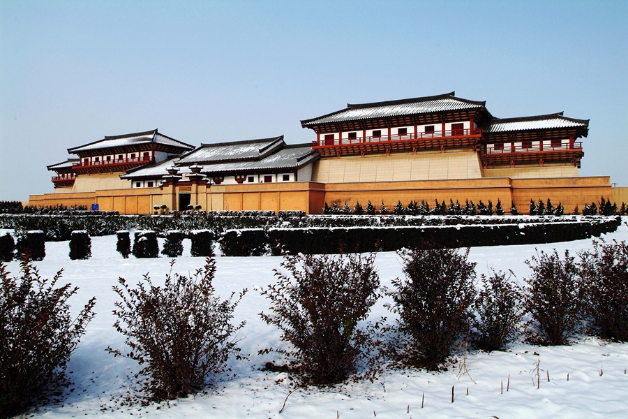 漢陽陵南闕門遺址保護展示廳雪景圖