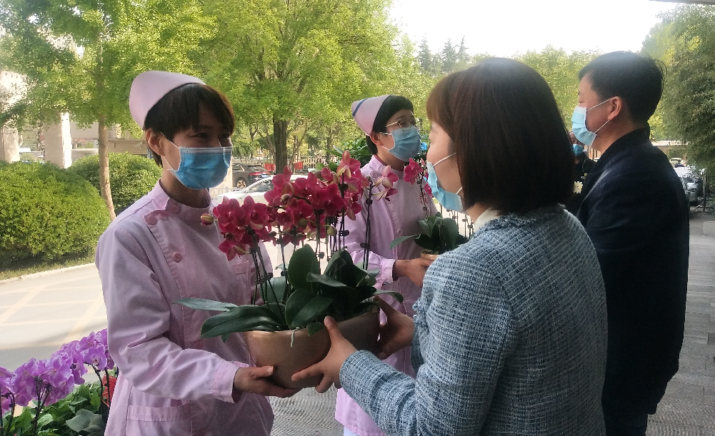 咸陽渭城區(qū):鮮花獻給＂最美逆行者＂